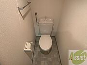 こちらはトイレです。清潔感があり、安心して使用できます。