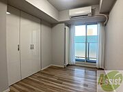 寝室はこちらです。光が差し込む、温かみのあるお部屋です。