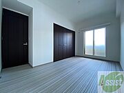 寝室はこちらです。光が差し込む、温かみのあるお部屋です。