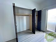 こちらの収納にはハンガーをかけて服もしまえますね。