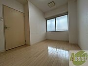 洋室は白いクロスにブラウンの建具が映えますね～