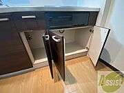 キッチン下のスペースも。食品ストックも入りますね。