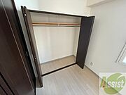こちらの収納にはハンガーをかけて服もしまえますね。