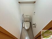 こちらはトイレです。清潔感があり、安心して使用できます。
