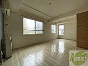 光が差し込む、温かみのあるお部屋です。