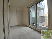 こちらが寝室です。窓が大きくて明るいですね。