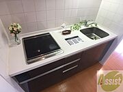 キッチン周りは意外と物が多いので棚があるといいですね。