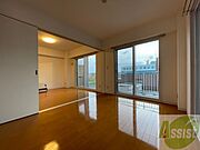 寝室はこちらです。光が差し込む、温かみのあるお部屋です。