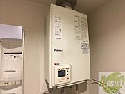 給湯器です。操作しやすいパネルになってます。