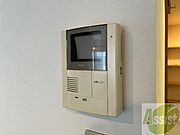 TVモニター付インターホンです。来客者の顔が見えるので安心！