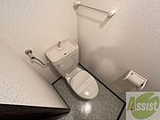 こちらはトイレです。清潔感があり、安心して使用できます。