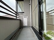 バルコニー。洗濯物がはかどりそうな広さがありますよ。