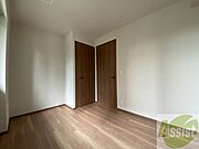 こちらのお部屋は光が差し込む、温かみのあるお部屋です。