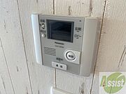 TVモニター付インターホンです。来客者の顔が見えるので安心！