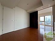 寝室はこちらです。光が差し込む、温かみのあるお部屋です。