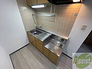 大きくシンプルなキッチンです。一人暮らしは最適ですね。