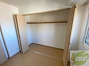 こちらの収納にはハンガーをかけて服もしまえますね。