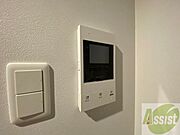 TVモニター付インターホンです。来客者の顔が見えるので安心！