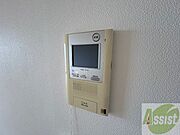 TVモニター付インターホンです。来客者の顔が見えるので安心！