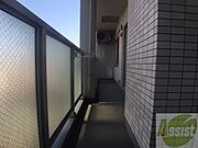 バルコニーです。洗濯物を干したり一息ついたりできますね！