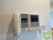 TVモニター付インターホンです。来客者の顔が見えるので安心！