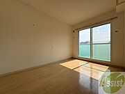 寝室はこちらです。光が差し込む、温かみのあるお部屋です。