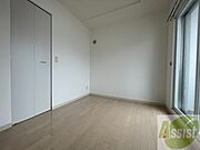 寝室はこちらです。光が差し込む、温かみのあるお部屋です。