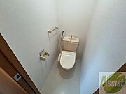 こちらはトイレです。清潔感があり、安心して使用できます。