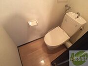 こちらはトイレです。清潔感があり、安心して使用できます。