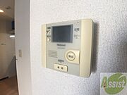 TVモニター付インターホンです。来客者の顔が見えるので安心！