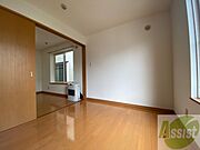 寝室はこちらです。光が差し込む、温かみのあるお部屋です。