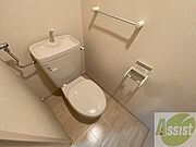 こちらはトイレです。清潔感があり、安心して使用できます。
