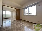 寝室はこちらです。光が差し込む、温かみのあるお部屋です。