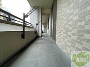 バルコニーです。洗濯物を干すもよし、一息つくもよしですね。