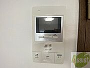 TVモニター付インターホンです。来客者の顔が見えるので安心！