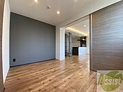 寝室はこちらです。光が差し込む、温かみのあるお部屋です。