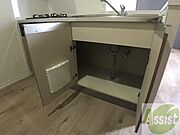 キッチン下の収納はこちら。食器などを収納できます。