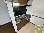 キッチンはスペースも広々していて使いやすそうですよ！