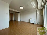リビングです。白を基調としていてお部屋全体が明るいですね！