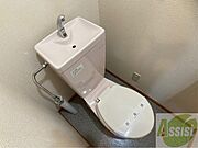 こちらはトイレです。清潔感があり、安心して使用できます。