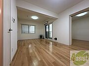 木目のフローリングは落ち着きのある印象のお部屋になりますね。