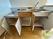 キッチン下の棚に台所用品や食器などを入れることができます