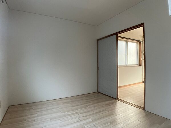 画像22:戸を閉めるとリビングと区切られた寝室にすることができますよ。