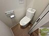 トイレ：こちらはトイレです。清潔感があり、安心して使用できます。