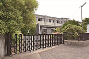 中学校「明治中学校まで1800ｍ」