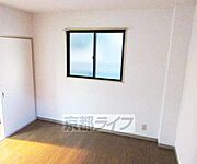 二面窓の洋室です