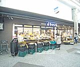 アイハート出町店まで364m 商店街の中にありにぎやかな雰囲気です。