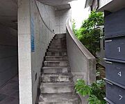 二階に向かう階段です。
