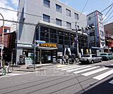 ファミリーマートＴＳＵＴＡＹＡ桃山店まで50m 伏見桃山駅前のＴＳＵＴＡＹＡの一階です。大手筋商店街もすぐ目の前