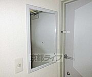 玄関に鏡あります